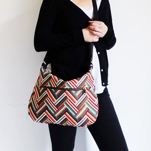 Crossbody Tasche Gobelin Polsterung verstellbar mit Außentasche Reißverschluss Medium Canvas Umhängetasche mit Reißverschluss und Außentasche.