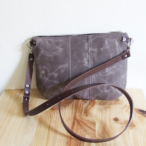 Bolso pequeño de lona encerada marrón,  Cremallera,correa de piel