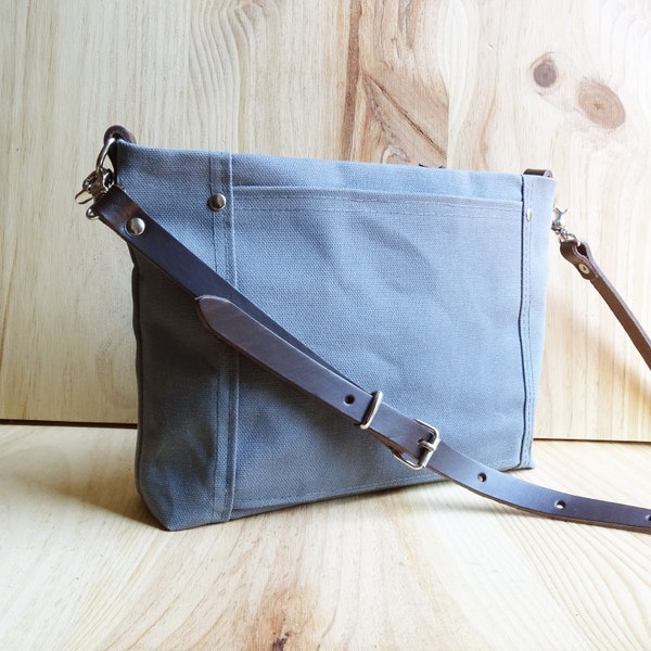 Kleine crossbodytas van gewaxt canvas, leren riem, portemonnee met rits