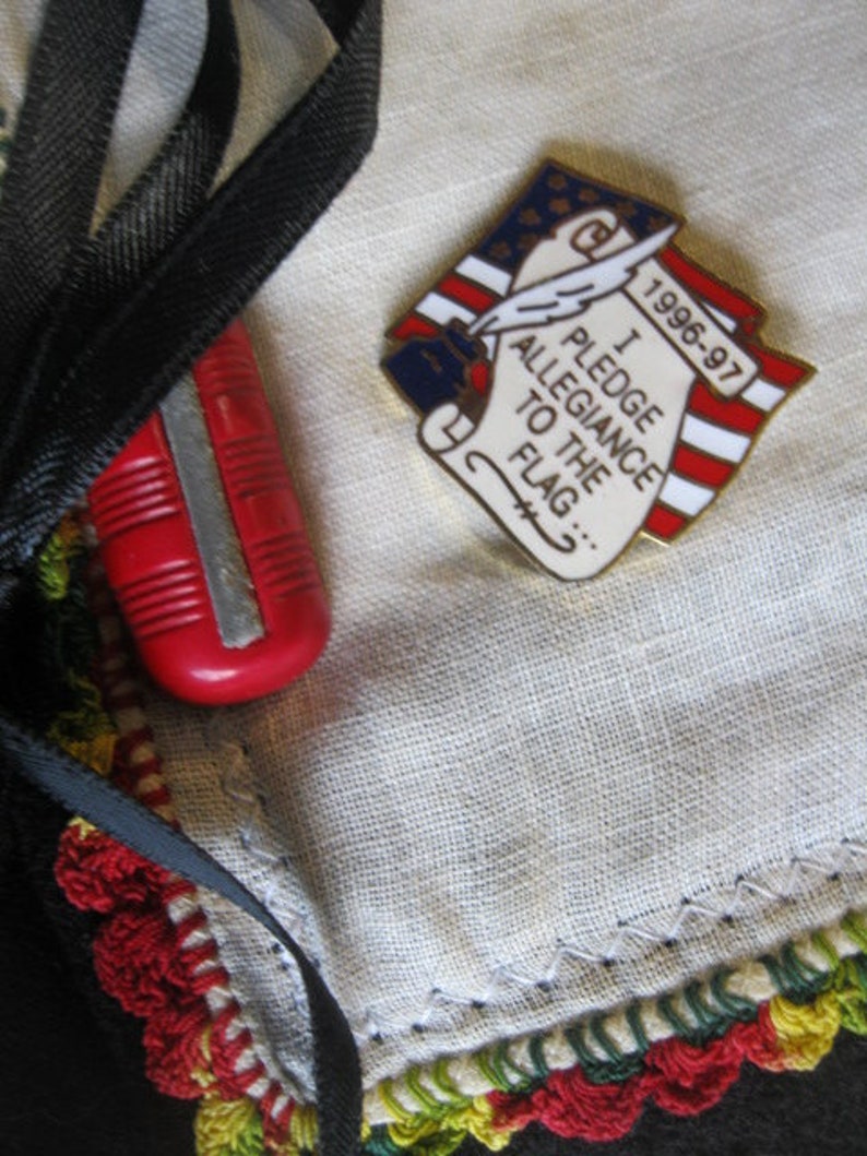 VINTAGE LiNEN KEEPSAKE POUCH with American Flag Pledge card holder