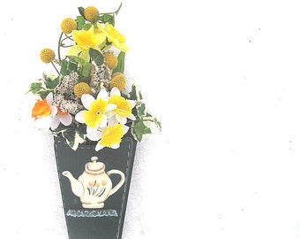 VINTAGE KITCHEN COLLECTION  hanging  floral  WaLL or Table dried flower  Daffodil Teapot