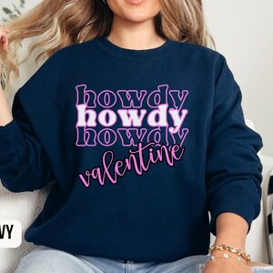 Moletom Howdy Valentine, suéter de dia dos namorados, suéter rosa de dia dos namorados, camiseta fofa de presente de dia dos namorados, presente romântico para namorada, cowboy