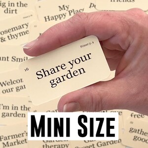 Pu&ograve; includere: Primo piano di una mano che tiene una piccola carta con il testo "Condividi il tuo giardino" stampato su di essa. La carta fa parte di un set di carte con diverse frasi sul tema del giardino. Il testo "Primer P-4" &egrave; stampato nell'angolo in alto a destra della carta. La carta &egrave; bianca con testo nero. Il testo "MINI SIZE" &egrave; stampato in grandi lettere nere nella parte inferiore dell'immagine.
