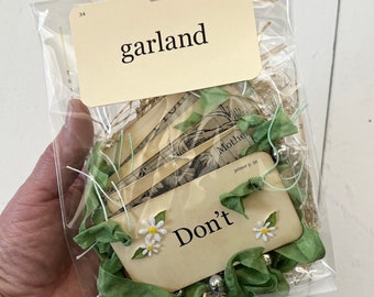 Don't you think daisies are the friendliest flower flash card garland - Spring decor - flower garden gift