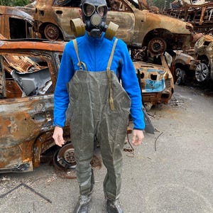 Op de afbeelding: Witte keramische mok met een zwarte handgreep en de tekst "But First, Coffee" in handschrift. De mok is geschikt voor warme dranken en heeft een inhoud van ongeveer 325-444 ml.