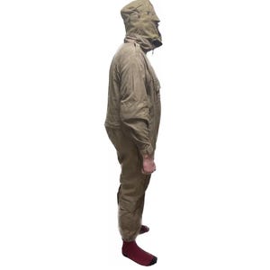 Op de afbeelding: Een set van drie keramische mokken met een gespikkelde, matte afwerking. Elke mok heeft een andere kleur: lichtblauw, crème en grijs. De mokken hebben een eenvoudig, modern ontwerp en een comfortabele handgreep.