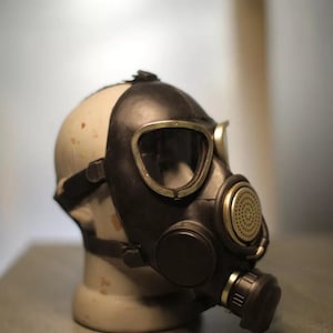 Puede incluir: Un juego de tres tazas de cerámica con un acabado mate moteado. Las tazas son de color crema, gris claro y gris oscuro. Cada taza tiene un diseño simple y minimalista, ideal para café o té.