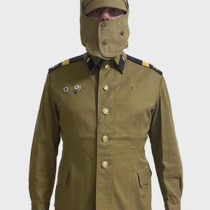 Op de afbeelding: Een witte keramische mok met een zwart handvat en de tekst "But First, Coffee" in een zwarte, vette letter. De mok staat op een houten oppervlak.