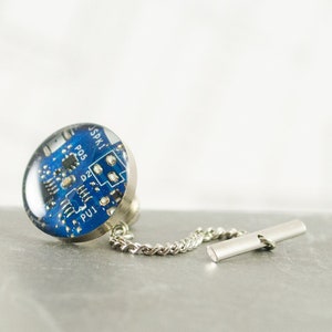 Prendedor de gravata com placa de circuito azul, joias tecnológicas, presente de formatura para engenheiro eletricista, presente para cientista da computação, joias para gravatas de tecnologia