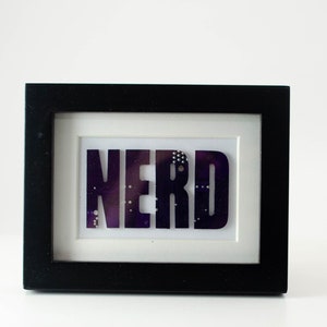 Mini-NERD-Schaltkreisplatinen-Kunstwerk im Rahmen, Individuelle Kunst aus recycelten Motherboards, Nerd-Regaldeko, Geschenk fürs Wissenschaftsbüro, STEM-Kunst, Technologie-Geschenk Bild 2