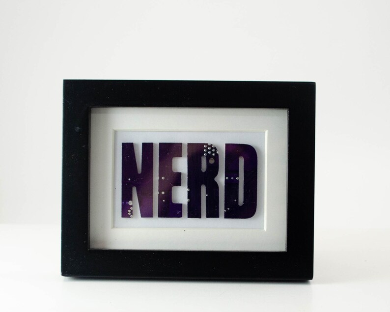 Mini-NERD-Schaltkreisplatinen-Kunstwerk im Rahmen, Individuelle Kunst aus recycelten Motherboards, Nerd-Regaldeko, Geschenk fürs Wissenschaftsbüro, STEM-Kunst, Technologie-Geschenk Bild 2