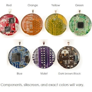 K&ouml;nnte beinhalten: Sortiment runder Anh&auml;nger mit bunten Platinen-Designs. Die Anh&auml;nger sind in Rot, Orange, Gelb, Gr&uuml;n, Blau, Violett und Dunkelbraun/Schwarz erh&auml;ltlich.