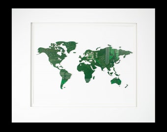 Op de afbeelding: Een wereldkaart gemaakt van groene printplaten, ingelijst in wit.