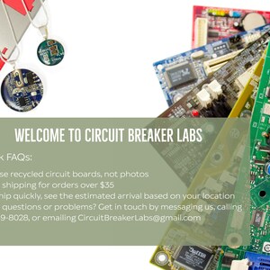 Puede incluir: Primer plano de varias placas de circuito, algunas verdes, algunas azules y algunas rojas. Las placas est&aacute;n apiladas unas sobre otras. El texto "WELCOME TO CIRCUIT BREAKER LABS" est&aacute; en la parte superior de la imagen. El texto "Quick FAQs:" est&aacute; debajo del mensaje de bienvenida. El texto debajo de las preguntas frecuentes incluye informaci&oacute;n sobre el env&iacute;o, las devoluciones y la informaci&oacute;n de contacto.