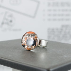 Anillo ajustable naranja con placa de circuito reciclada, joyería informática