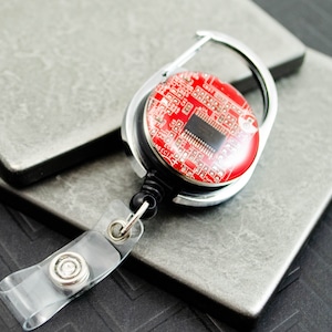 Uchwyt na identyfikator z wysuwaną płytką drukowaną w kolorze czerwonym, prezent dla inżyniera komputerowego, wyjątkowy prezent wykonany z odzyskanych płyt głównych, technologia noszona, naukowiec