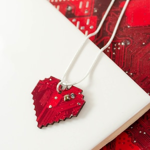 Collar de corazón pixelado con circuito impreso rojo, regalo de San Valentín, regalo para gamers, joyería única con forma de corazón.