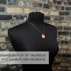 Puede incluir: Un collar de cobre con un colgante redondo en un maniqu&iacute; negro. El collar mide 45,7 cm de largo. Para la demostraci&oacute;n de un collar de 45,7 cm de largo y un collar de tama&ntilde;o mediano.
