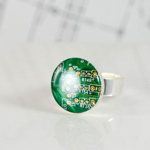Anillo ajustable verde con placa de circuito reciclada, joyería informática