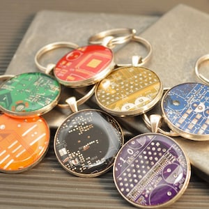 ELIGE EL COLOR: Llavero con placa de circuito de computadora, llavero de computadora, regalo para geeks, regalo de tecnología portátil, regalo de ingenieros, ingenieros eléctricos