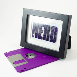 Mini-NERD-Schaltkreisplatinen-Kunstwerk im Rahmen, Individuelle Kunst aus recycelten Motherboards, Nerd-Regaldeko, Geschenk fürs Wissenschaftsbüro, STEM-Kunst, Technologie-Geschenk Bild 4