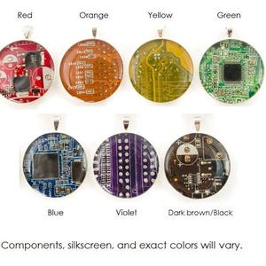 Puede incluir: Surtido de colgantes redondos con dise&ntilde;os de placas de circuito impresas de colores. Los colgantes est&aacute;n disponibles en rojo, naranja, amarillo, verde, azul, violeta y marr&oacute;n oscuro/negro.