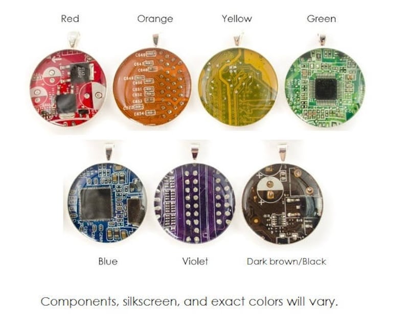 Puede incluir: Surtido de colgantes redondos con dise&ntilde;os de placas de circuito impresas de colores. Los colgantes est&aacute;n disponibles en rojo, naranja, amarillo, verde, azul, violeta y marr&oacute;n oscuro/negro.