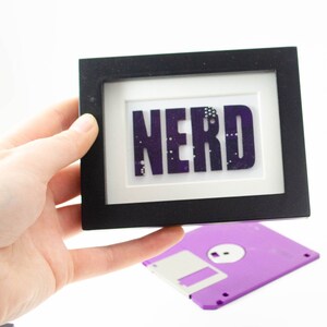 Mini-NERD-Schaltkreisplatinen-Kunstwerk im Rahmen, Individuelle Kunst aus recycelten Motherboards, Nerd-Regaldeko, Geschenk fürs Wissenschaftsbüro, STEM-Kunst, Technologie-Geschenk Bild 3