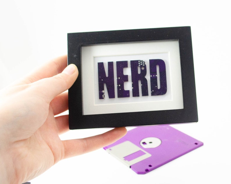 Mini-NERD-Schaltkreisplatinen-Kunstwerk im Rahmen, Individuelle Kunst aus recycelten Motherboards, Nerd-Regaldeko, Geschenk fürs Wissenschaftsbüro, STEM-Kunst, Technologie-Geschenk Bild 3