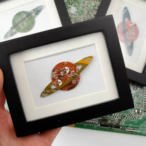 Miniaturowa oprawiona grafika z płytką drukowaną Saturn, spersonalizowana grafika z recyklingowanej płyty głównej, grafika na półce NASA w przestrzeni kosmicznej, dekoracja biura z motywem planety, prezent astronomiczny, prezent STEM