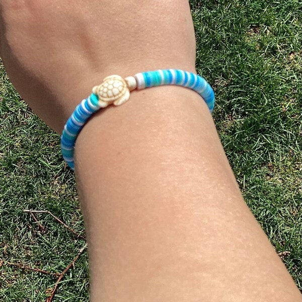 Down be the seaside preppy blue, turquoise, turtle clay bead bracelet.