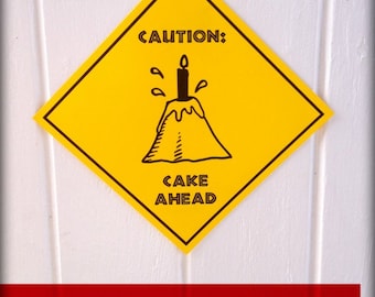 PDF: Panneau "Attention Volcano Cake Ahead" - Signe de croisement de dinosaures Party Warning Attention Zone Paleo Caveman Silhouette Lava