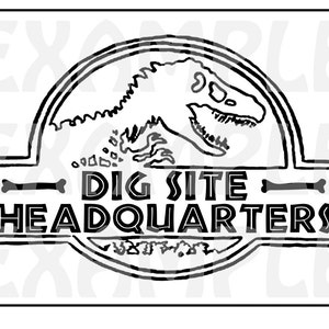 Pode incluir: Ilustração em preto e branco de um crânio de dinossauro dentro de um círculo com o texto "Dig Site Headquarters" e duas formas de ossos de cada lado do texto.