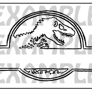 Pode incluir: Ilustração em preto e branco de um dinossauro em um círculo com uma faixa embaixo. O dinossauro é um Tyrannosaurus Rex com dentes e garras afiados. O texto "Jurassic Park" está escrito na faixa.