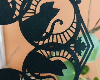 Los gatos y el adorno de arte de papel de Halloween de la luna de otoño