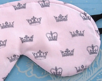 Antifaz para dormir y viajar de Su Majestad. Ahora disponible con acolchado básico o de lujo.