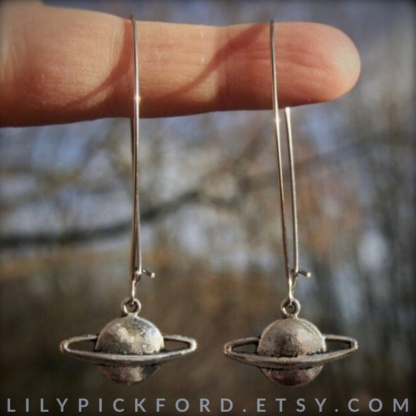 Boucles d'oreilles Saturne, boucles d'oreilles pendantes planète, bijoux scifi, système solaire, cadeaux pour enseignants, rentrée des classes