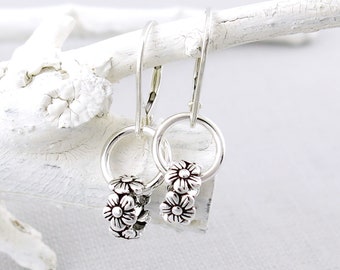 Pendientes de aro pequeños de plata con forma de flor silvestre - Estilo cierre de palanca