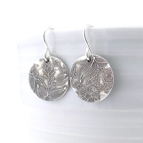 Petites boucles d'oreilles en argent, bijoux en argent sterling, boucles d'oreilles pendantes en argent, bijoux bohèmes floraux, fleurs sauvages, bijoux rustiques, petites pièces uniques