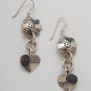 Brincos de flor e coração feitos com moedas de dez centavos de dólar americanas de prata vintage.