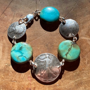 Pulseira turquesa, feita com moedas de cinquenta centavos e vinte e cinco centavos de dólar e moedas de vinte e cinco centavos de dólar de prata americanas antigas.