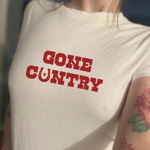 Gone Cuntry 90s Baby Tee Trendy Western Top Women Grunge Rodeo Aesthetic Festival Clothing Wild West USA Raising Hell Shirt Cowgirl Crop Top