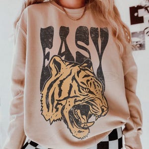 Moletom Easy Tiger anos 90 Vintage Tiger com gola redonda, estilo brechó, nostalgia old school, moletom com capuz para festivais, estilo boho hippie, streetwear estético.