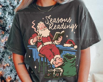Camiseta navideña para amantes de los libros Comfort Colors® Seasons Readings Santa Claus Camiseta de manga larga Regalo para amantes de los libros Regalo navideño para lectores Camiseta retro para lectores de biblioteca