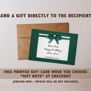 Puede incluir: Una tarjeta de regalo verde y blanca con un lazo verde, dentro de un sobre marr&oacute;n. La tarjeta dice "Dear Max, Happy Birthday! Love, Sam." El texto en la parte superior dice "SEND A GIFT DIRECTLY TO THE RECIPIENT!" y en la parte inferior "FREE PRINTED GIFT CARD WHEN YOU CHOOSE "GIFT NOTE" AT CHECKOUT".