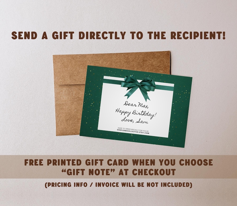 Puede incluir: Una tarjeta de regalo verde y blanca con un lazo verde, dentro de un sobre marr&oacute;n. La tarjeta dice "Dear Max, Happy Birthday! Love, Sam." El texto en la parte superior dice "SEND A GIFT DIRECTLY TO THE RECIPIENT!" y en la parte inferior "FREE PRINTED GIFT CARD WHEN YOU CHOOSE "GIFT NOTE" AT CHECKOUT".