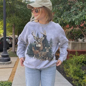 Suéter vintage de ciervo, estilo cabaña de los años 90, gráfico de la vieja escuela, estilo abuelo, rústico, bosque, naturaleza, cuello redondo, sudadera con animales para amantes de la naturaleza Grey