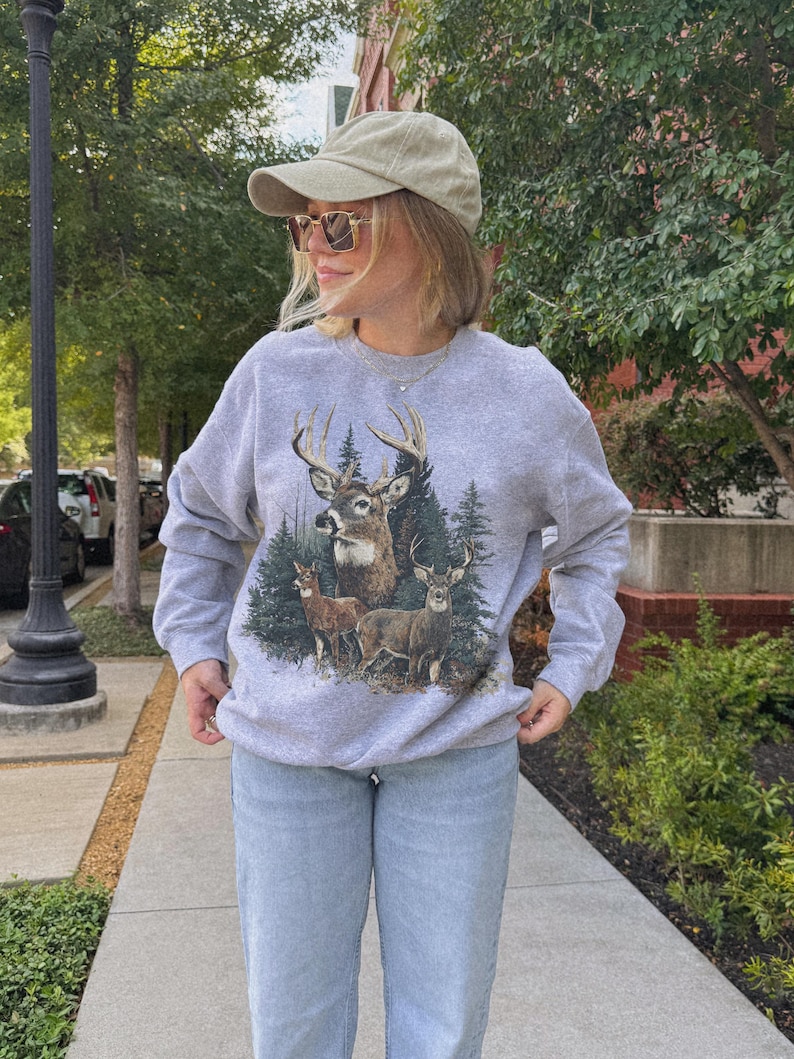 Suéter vintage de ciervo, estilo cabaña de los años 90, gráfico de la vieja escuela, estilo abuelo, rústico, bosque, naturaleza, cuello redondo, sudadera con animales para amantes de la naturaleza Grey