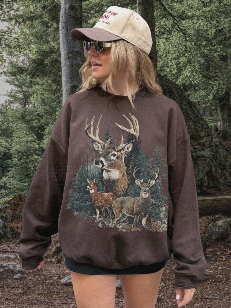 Suéter vintage de ciervo, estilo cabaña de los años 90, gráfico de la vieja escuela, estilo abuelo, rústico, bosque, naturaleza, cuello redondo, sudadera con animales para amantes de la naturaleza Dark Brown