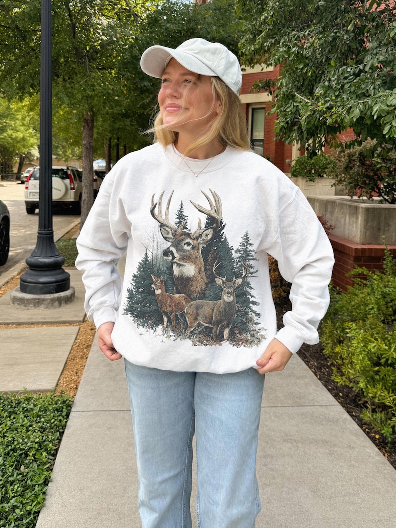 Suéter vintage de ciervo, estilo cabaña de los años 90, gráfico de la vieja escuela, estilo abuelo, rústico, bosque, naturaleza, cuello redondo, sudadera con animales para amantes de la naturaleza White